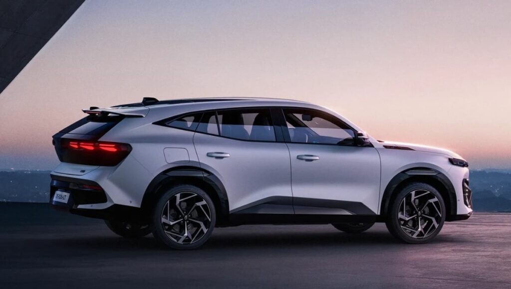 Renault Filante: एक नज़र इस हाइब्रिड एसयूवी पर 3 x 12.3-inch स्क्रीन और हाइब्रिड पावरट्रेन के साथ