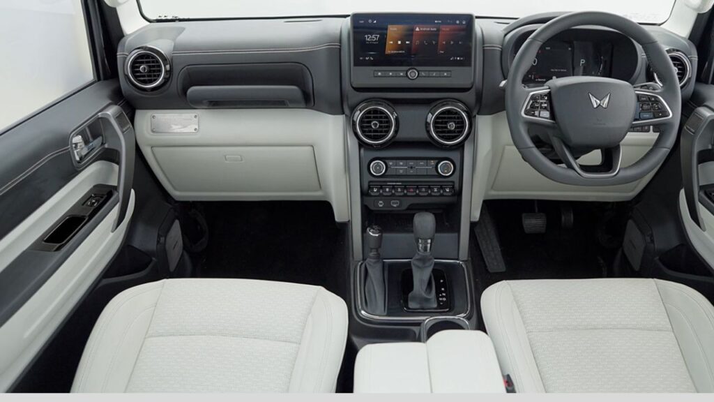 Mahindra Thar vs Thar Roxx: 2026 में आपके लिए कौन सी बेहतर है? (पूरा सच)