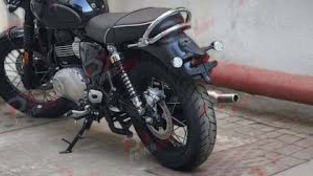 Bonneville 400 Spy Photos Leak: बिना किसी पर्दे के दिखी ट्रायम्फ की नई क्लासिक बाइक, देखें तस्वीरें!